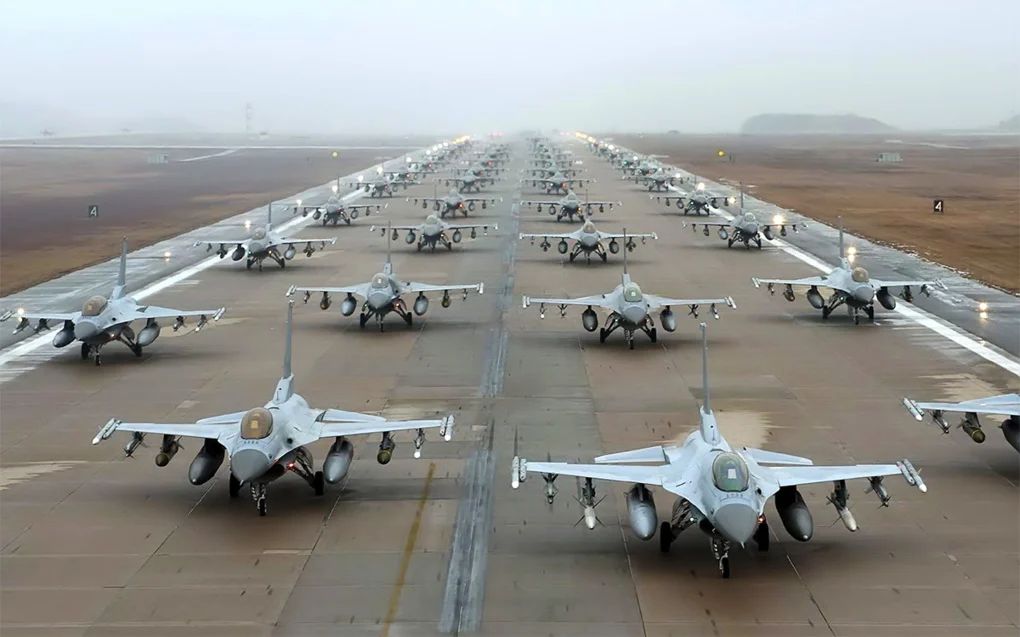Українські пілоти розпочнуть влітку навчання на F-16 у Британії