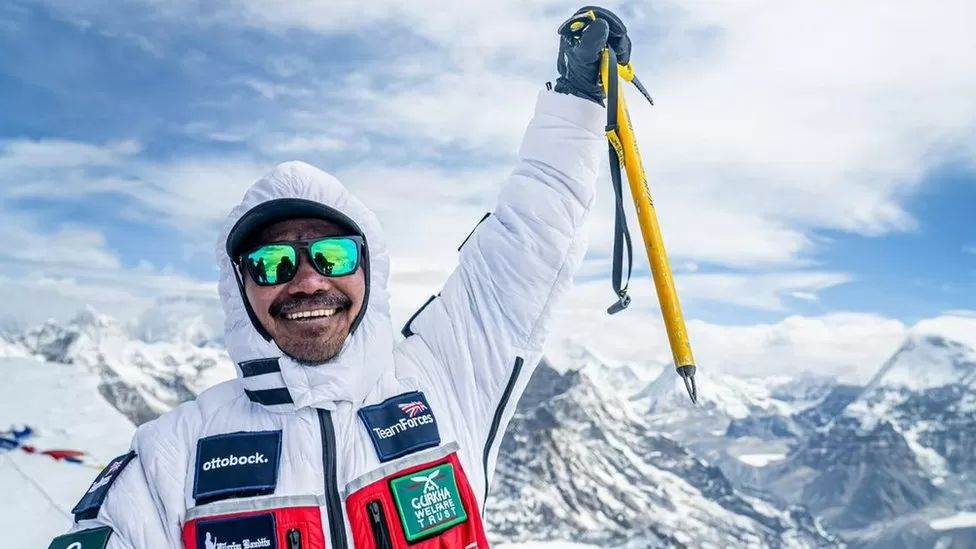 Харі (на фото на вершині Мера Пік) сказав, що підйом на Еверест був важчим, ніж він міг уявити
