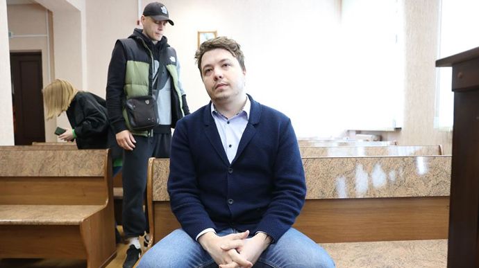 Засудженого білоруським режимом до 8 років колонії опозиційного журналіста, одного із засновників телеграм-каналу Nexta Романа Протасевича помилували.