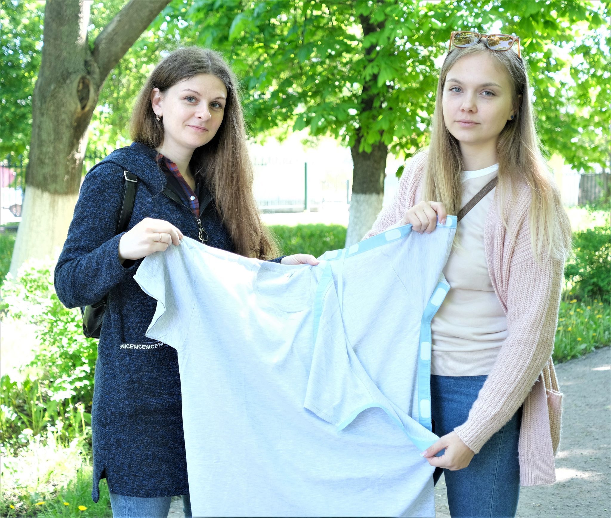 Олександра Голенко (праворуч) та Тетяна Бєлова демонструють  адаптивну футболку.