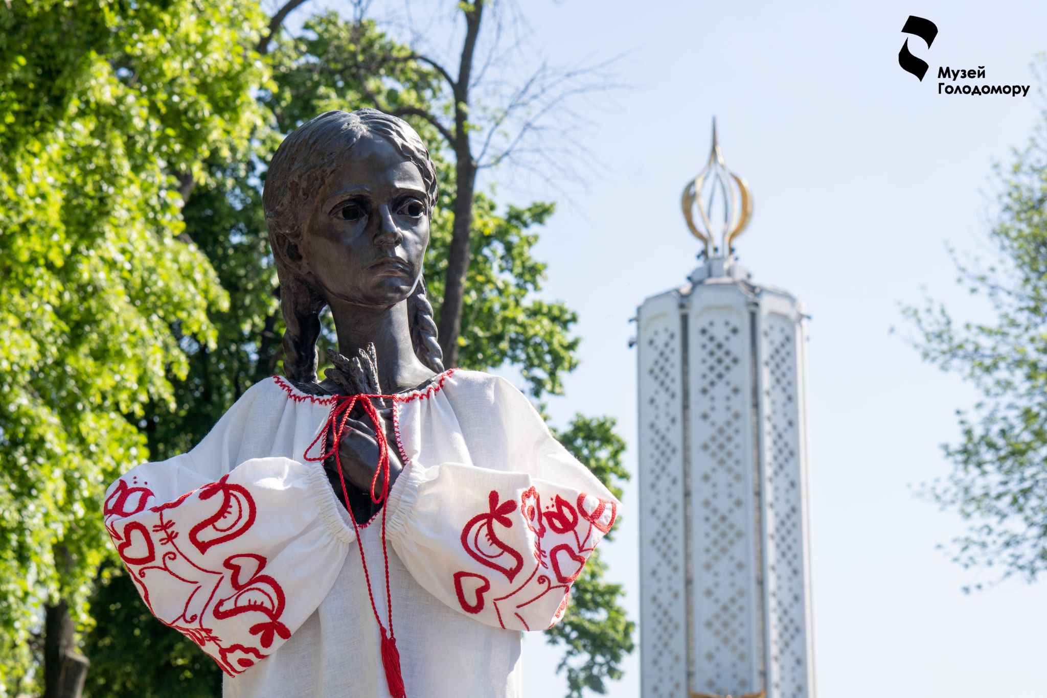 Дівчинка з колосками біля меморіалу Голодомору в Києві —  вперше у вишиванці.