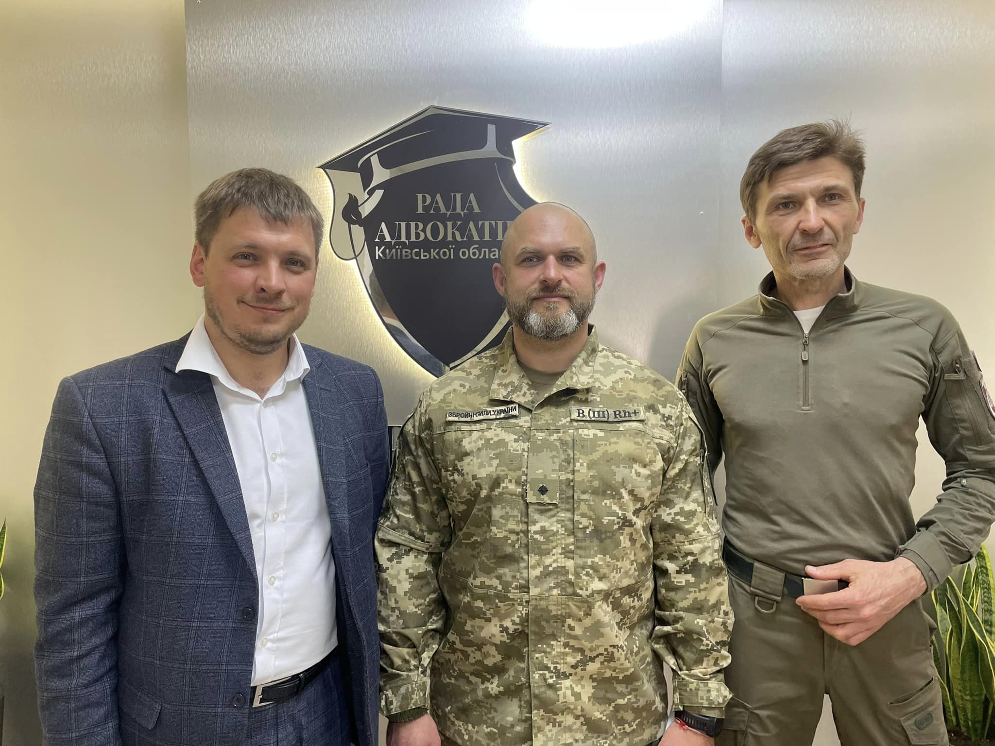 Роман Титикало (ліворуч) та Ілля Костін домагалися позбавлення Медведчука статусу адвоката з 2016 року.