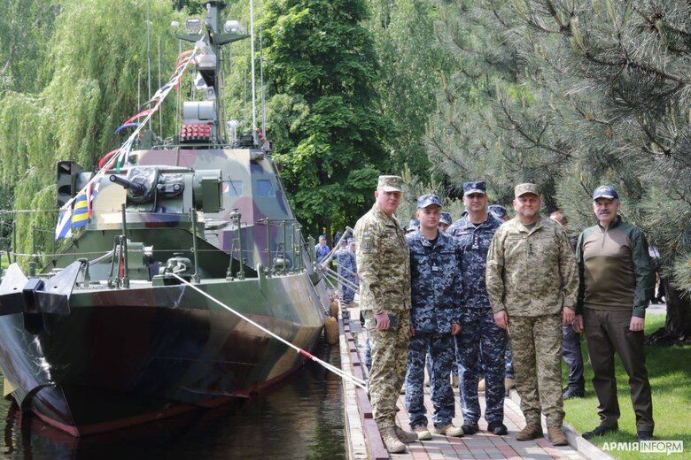 Залужний відвідав церемонію передачі ВМС бронекатера «Буча»