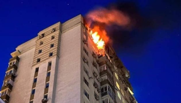 Наслідки російської атаки на Київщину в ніч на 30 травня - горить багатоповерхівка