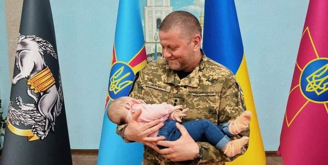 Залужний тримає на руках немовля офіцерки ЗСУ Поліни Кравченко