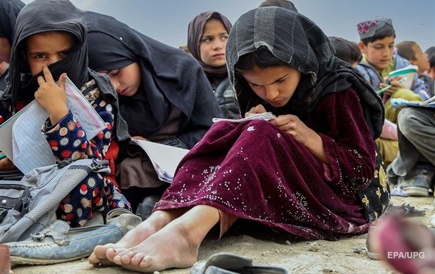 В Афганістані отруїли 77 учениць початкової школи
