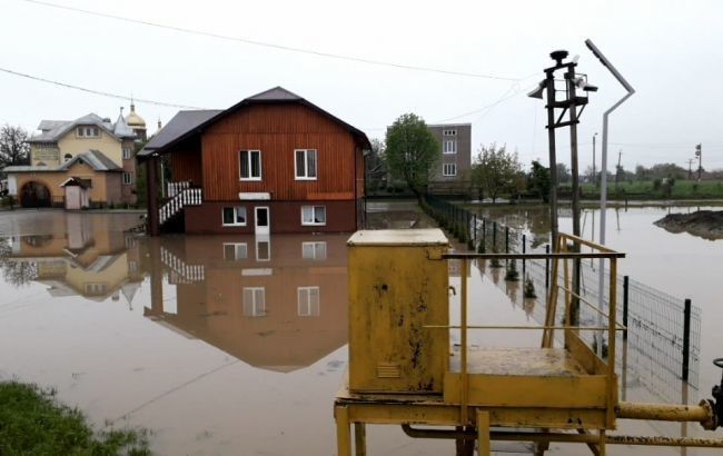 Евакуйовувати з підтоплених населених пунктів Херсонщини доводиться тисячі мешканців.
