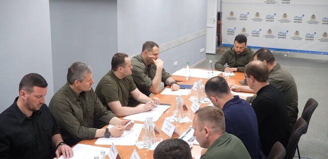 Зеленський на Херсонщині радився щодо ліквідації наслідків підриву греблі