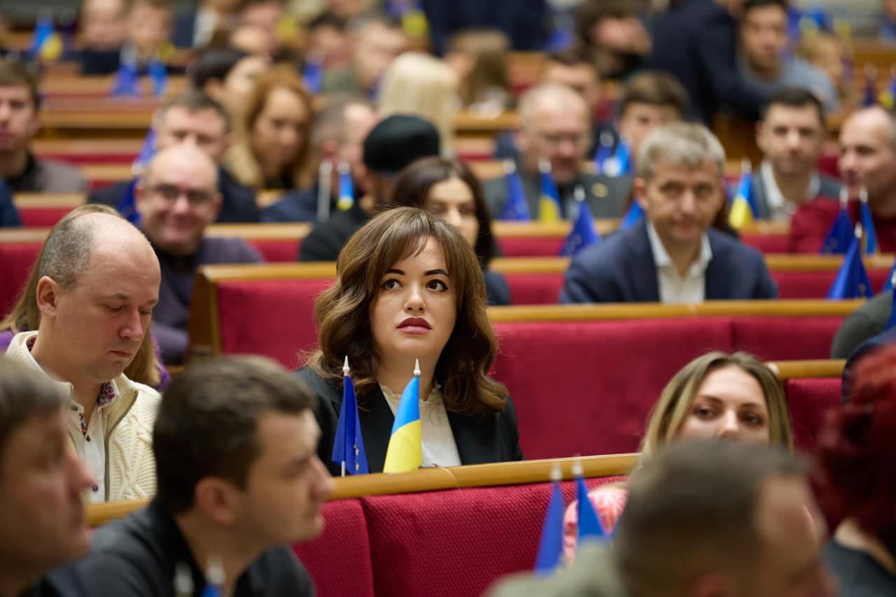 Рада подовжила на рік перехідний період на українську мову для шкіл з мовами ЄС