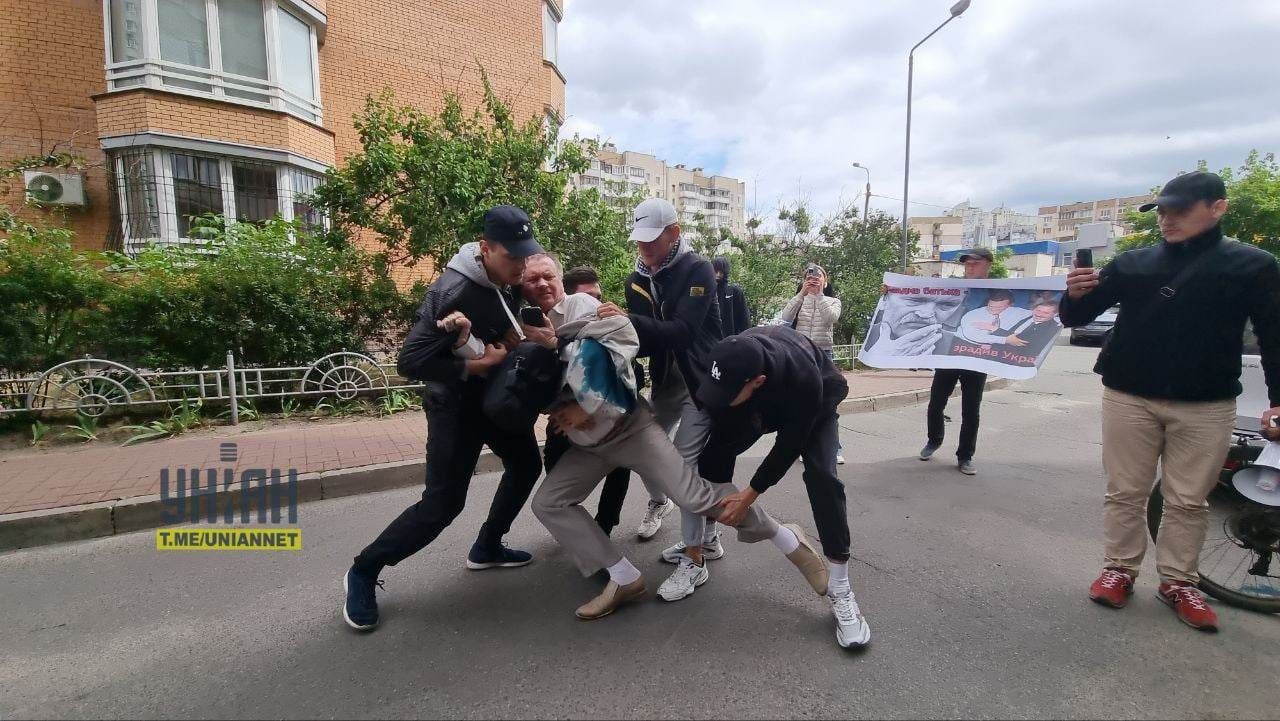 Тараса Чорновола облили зеленкою та кинули в смітник
