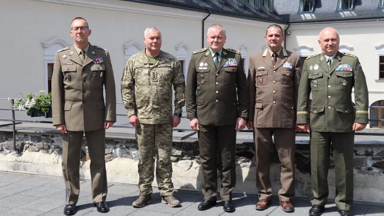 Вишеградська четвірка: делегація ЗСУ на чолі з Наєвим обговорила військову співпрацю