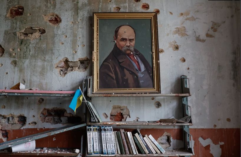 Врага не буде, супостата: у  Благодатному вцілів портрет Шевченка у бібліотеці
