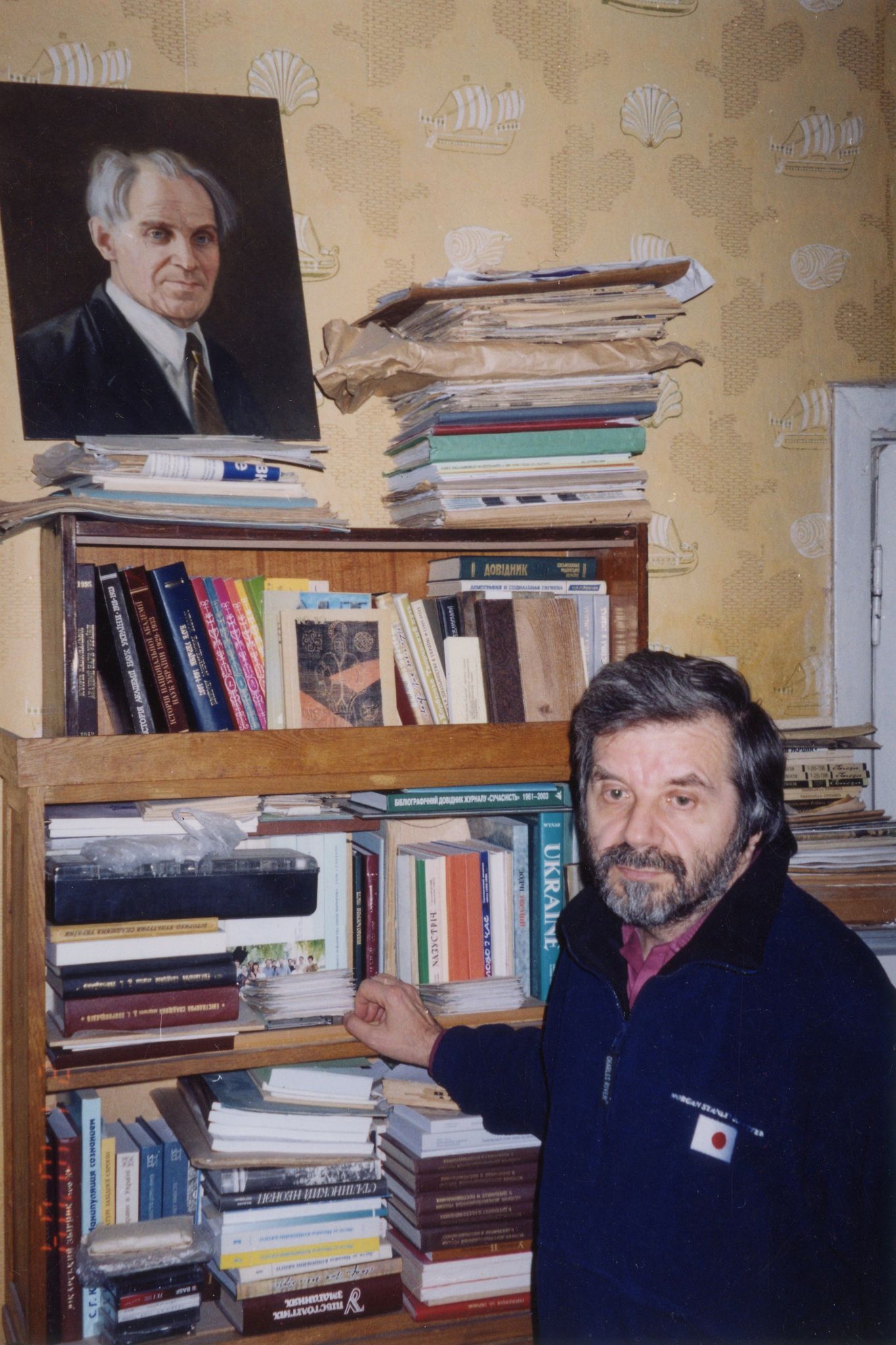 Сергій Білокінь перед портретом  свого батька.