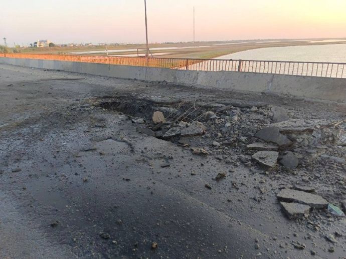 Окупанти волають про обстріл Чонгарського моста