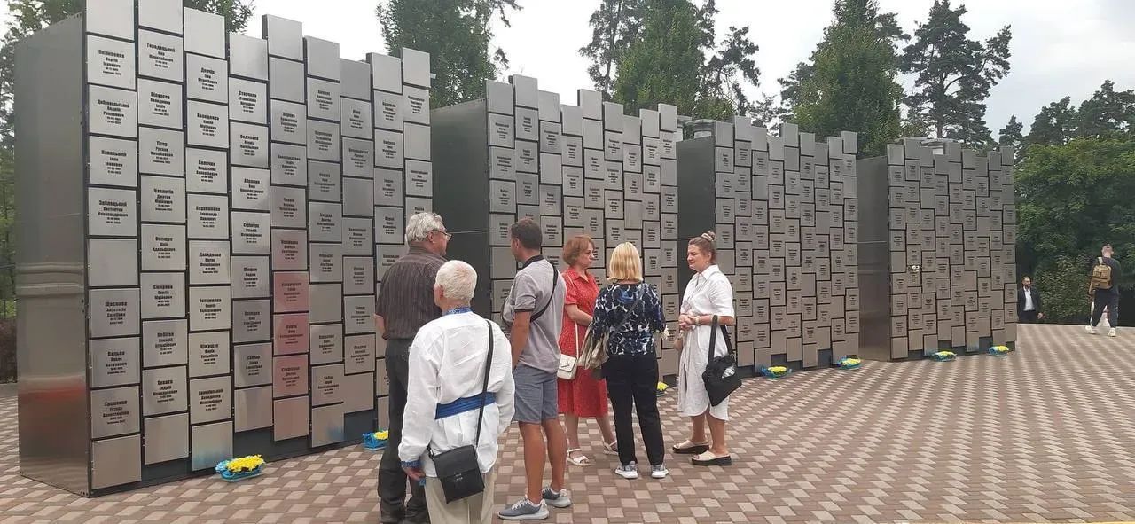 У Бучі відкрили пам’ятник закатованим росіянами містянам