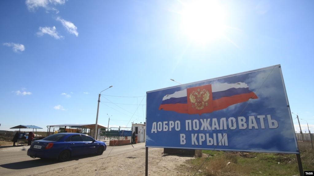 Запахло «смаженим»: чиновники з Криму вивозять родини і документи