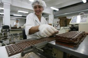 Люди, які працюють на фабриці, стверджують, що шоколад люблять так само сильно, як і до роботи на виробництві.
