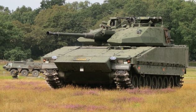 Шведські БМП Strf 90 прибули в Україну – Резніков