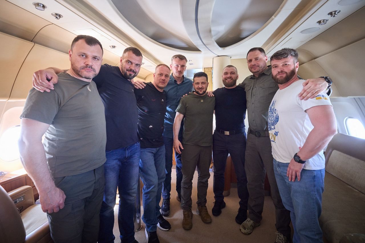 Командири-захисники Азовсталі повертаються з Туреччини в Україну