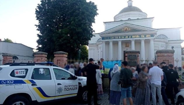 Затяті білоцерківські попи: священики УПЦ МП забарикадувалися у соборі, фото