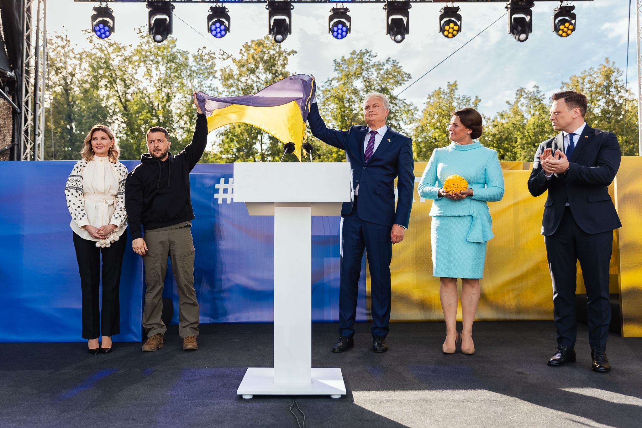 Зеленський виступив у центрі Вільнюса і підняв прапор з Бахмута, фото