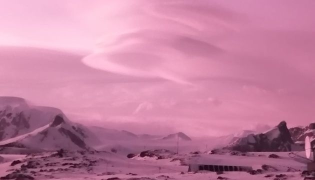 Полярники мали можливість спостерігати у антарктичному небі унікальні явища