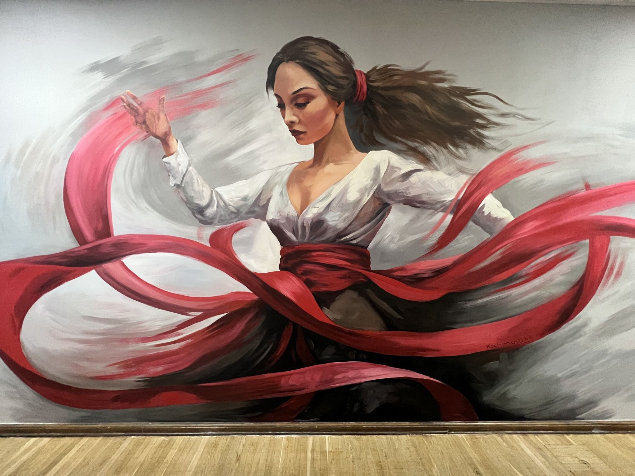 Дівчина, яка танцює з вітром: на Рівненщині зʼявилася нова вулична картина