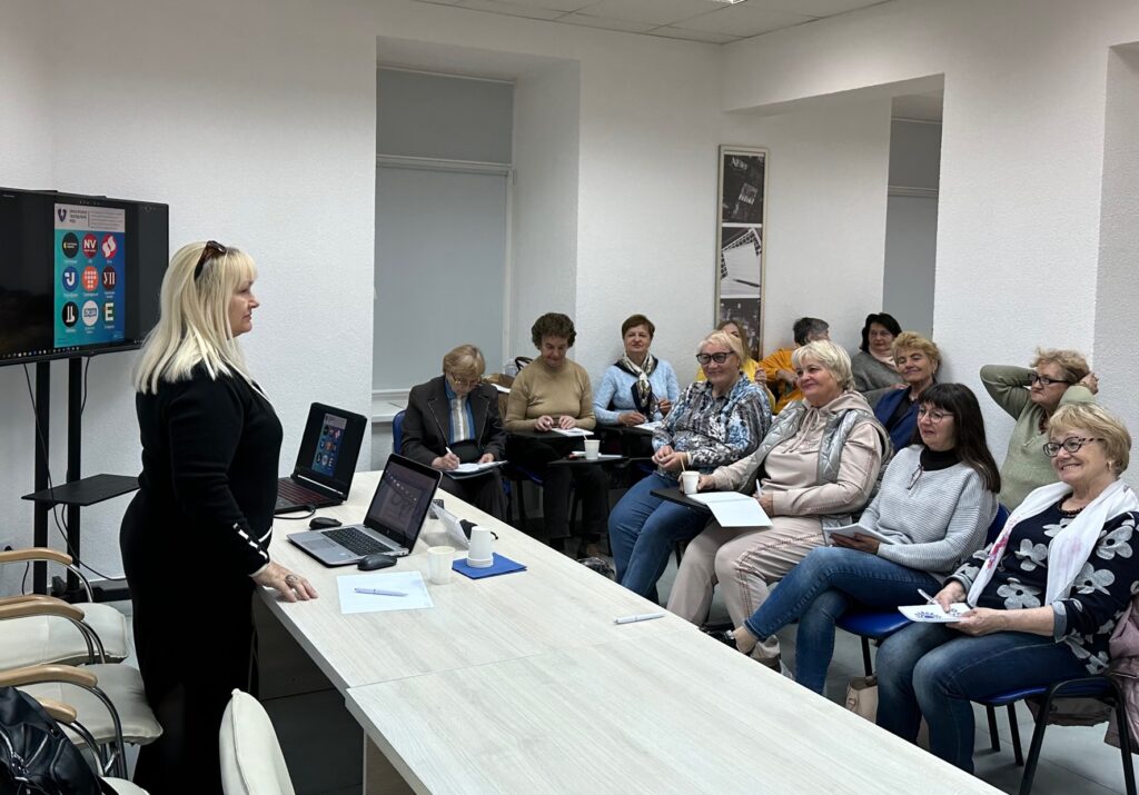 Нас не обдуриш! Громадська організація з Тернополя допомагає освоювати медіаграмотність старшим людям