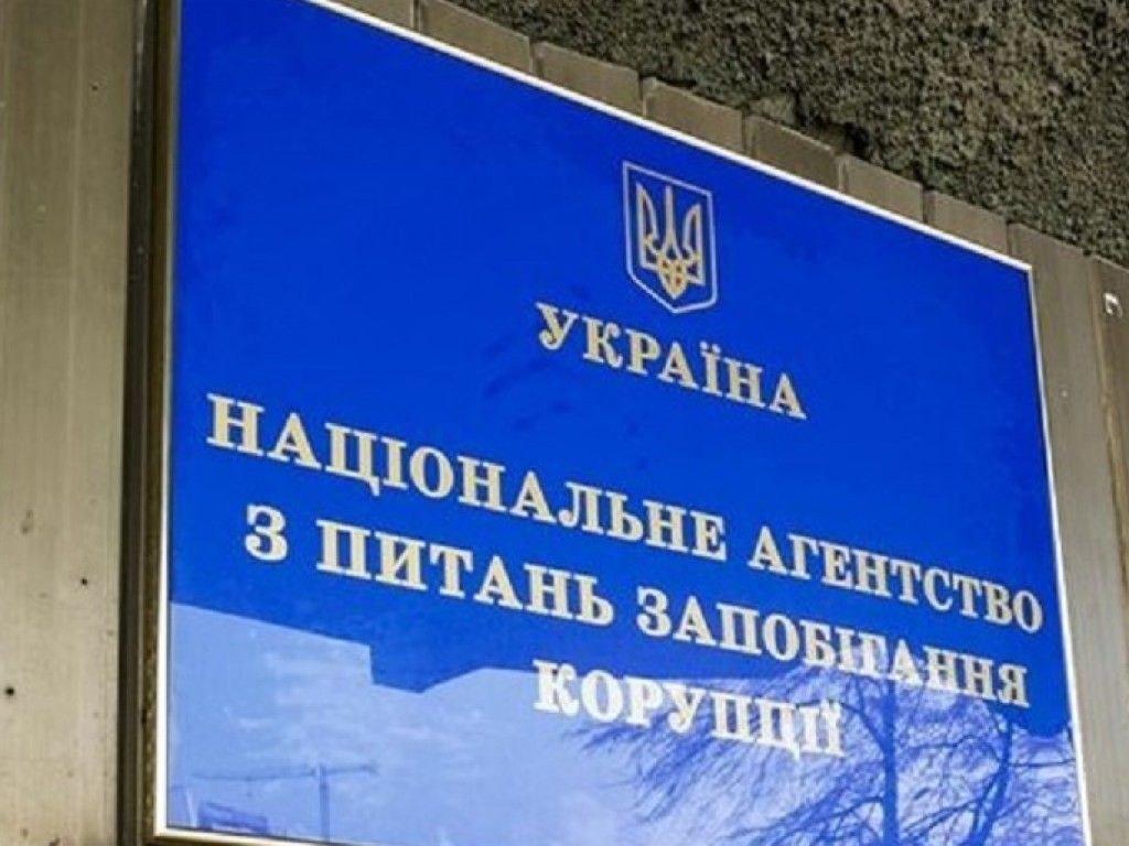 Від водія до коханки: НАЗК з’ясує спосіб життя військкомів