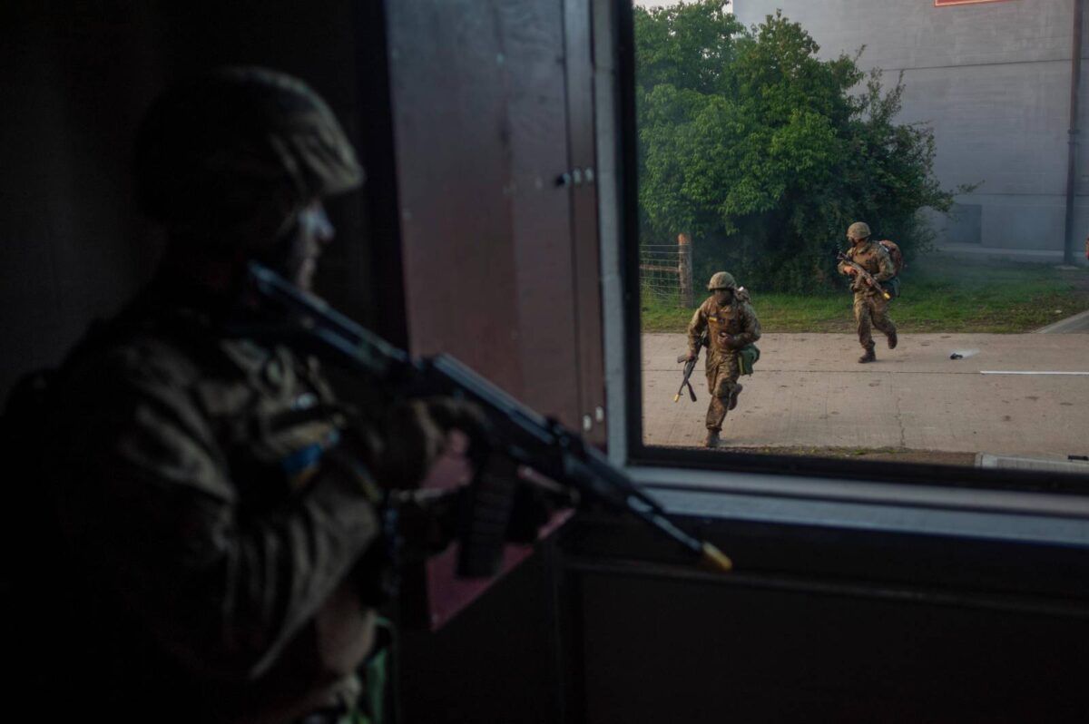 Штурм місцевості з приміською забудовою: британці навчають українських воїнів
