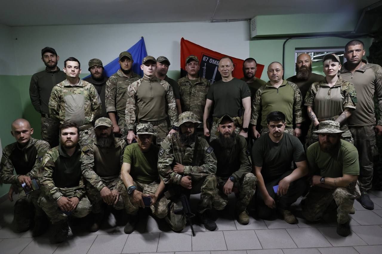 Сирський поспілкувався з бійцями під Бахмутом та Лиманом, фото