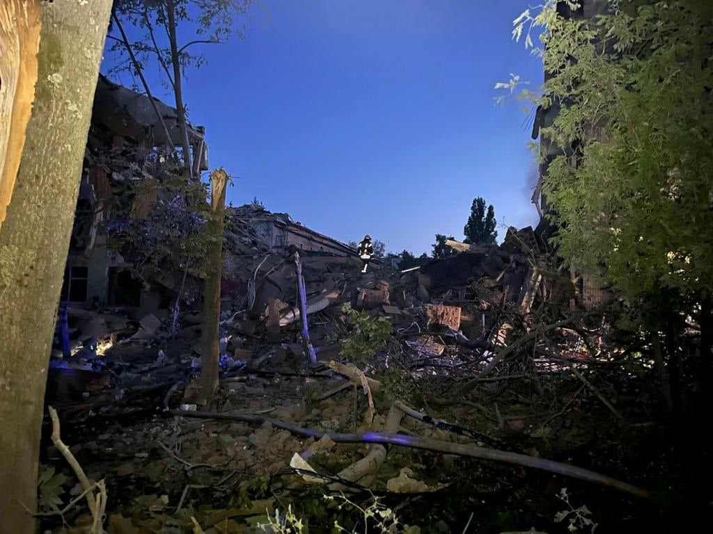Ракетний удар по Сумах: зруйновано навчальний заклад, є загиблі й поранені, фото