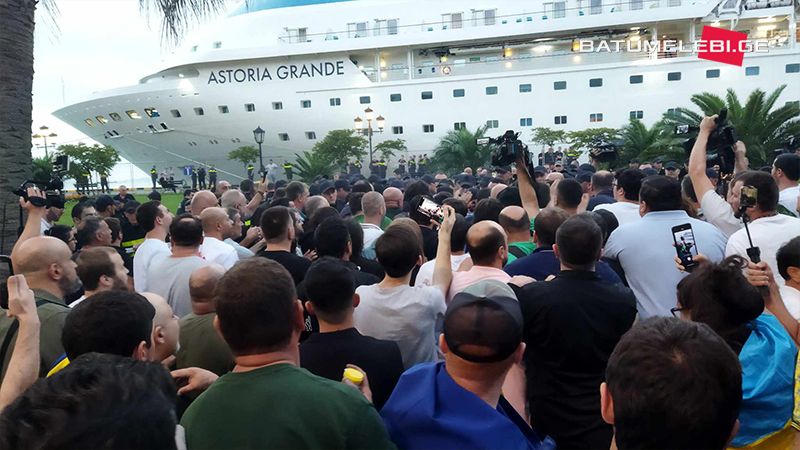 Дубль два: круїзний лайнер з росіянами знову в Батумі - грузини протестують, фото