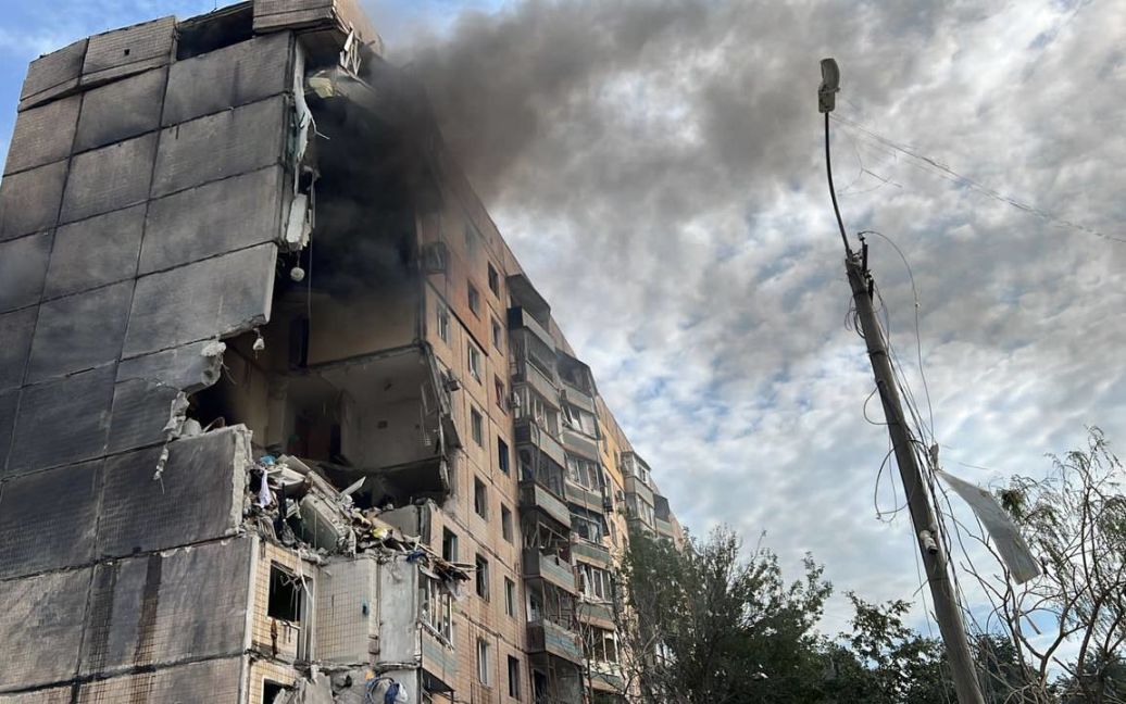 Удар по Кривому Рогу: зруйнувано багатоповерхівку та навчальний корпус, є загиблі
