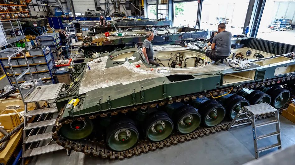 Компанія Rheinmetall навчає українців для роботи в ремонтному центрі танків