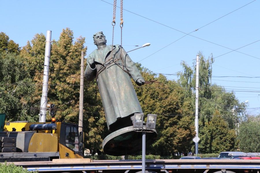 Генерале – на вихід: у Полтаві знесли пам'ятник радянському воєначальнику, фото