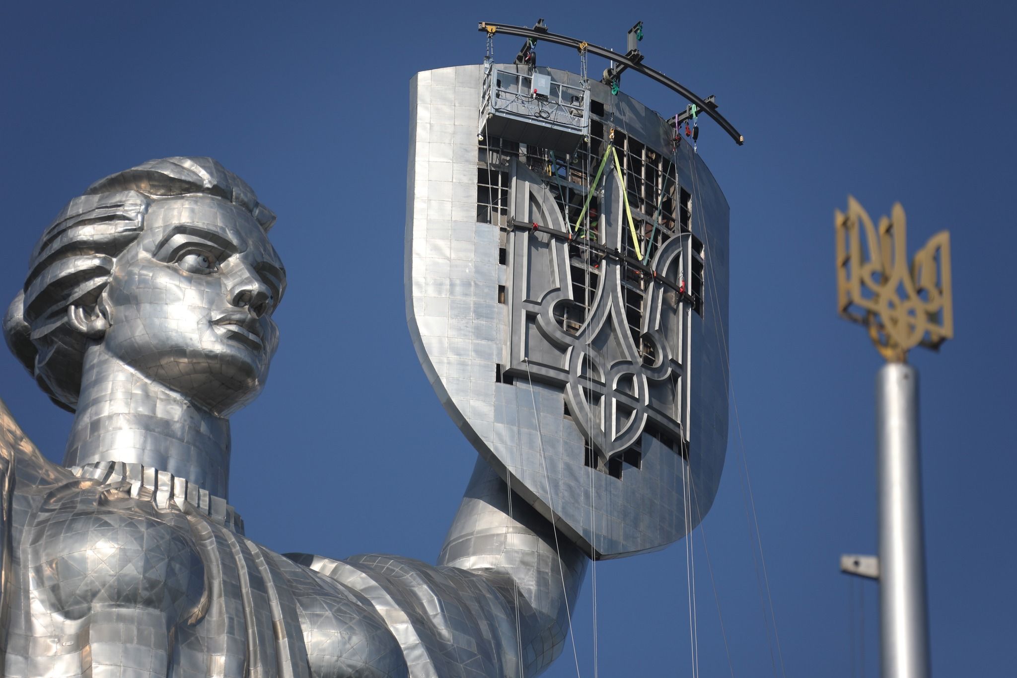 Тризуб перемагає: 102-метрова скульптура у Києві нарешті позбулася радянського символу, фото