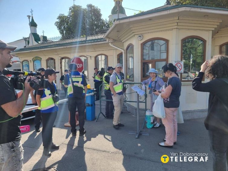 Лавра в облозі: у трьох приміщеннях заповідника забарикадувалися сторонні особи