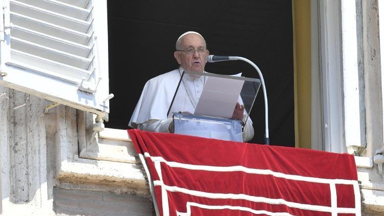 Папа Франциск під час молитовної зустрічі з паломниками.