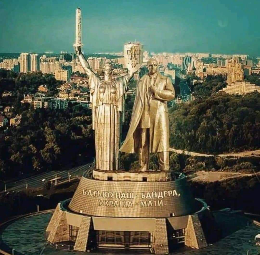 Українці жартують, що поруч з монументом Батьківщини-мати варто звести монумент батькові-Бандері.