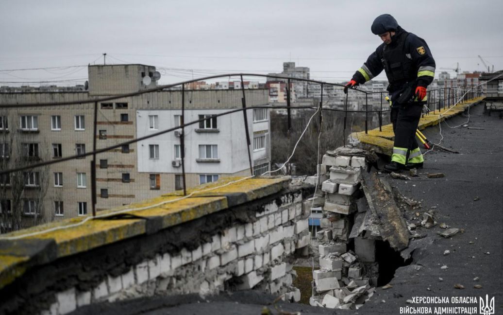 Нічого святого: у Херсоні ворог вдарив по освітньому закладу та території лікарні, є поранені
