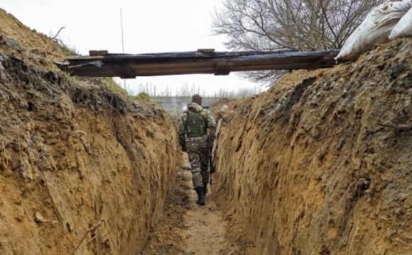 Росіяни будують нову лінію оборони біля Маріуполя і підриваються на власних мінах на Херсонщині