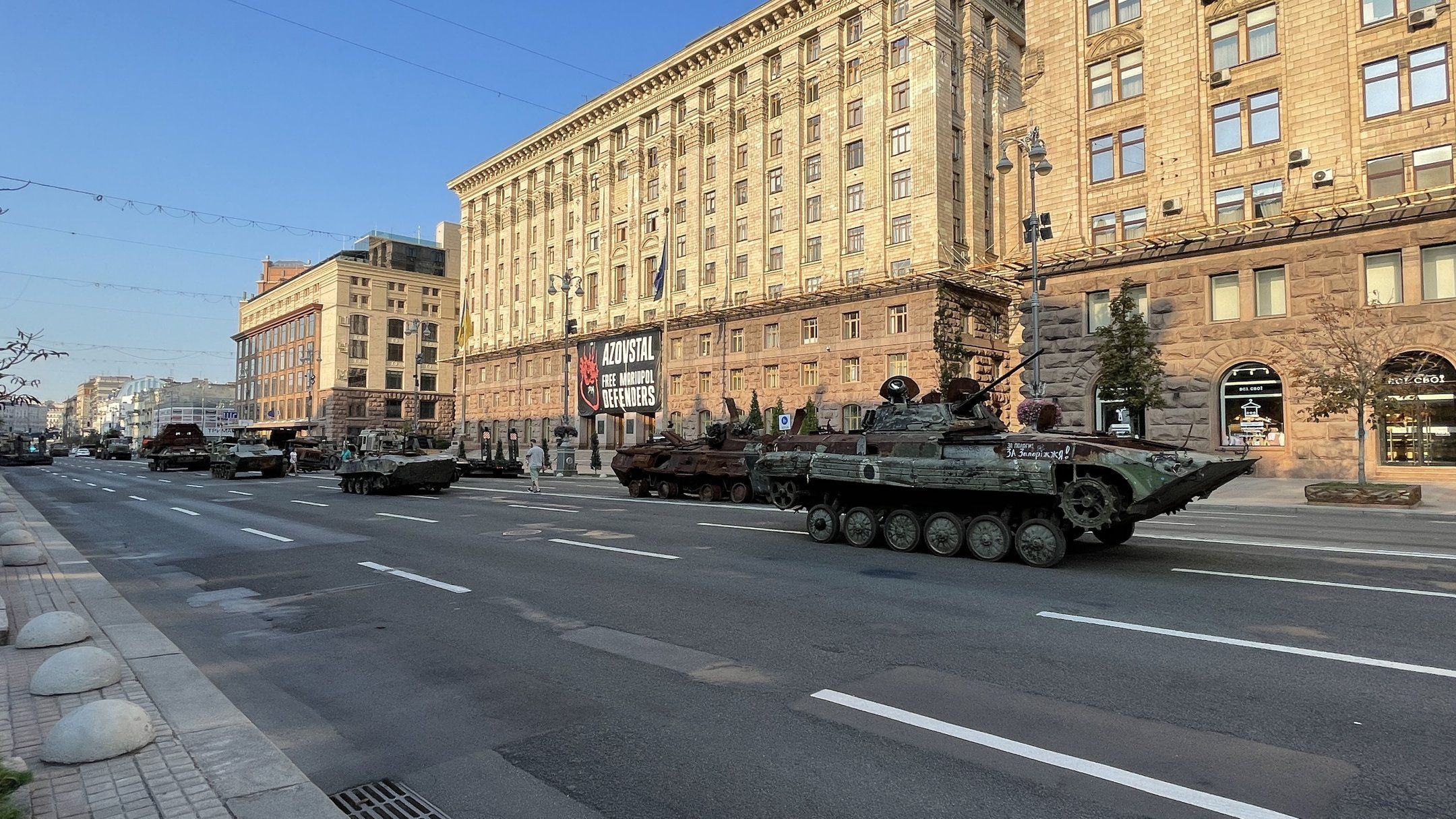 На Хрещатику вже встановлюють знищену техніку рф