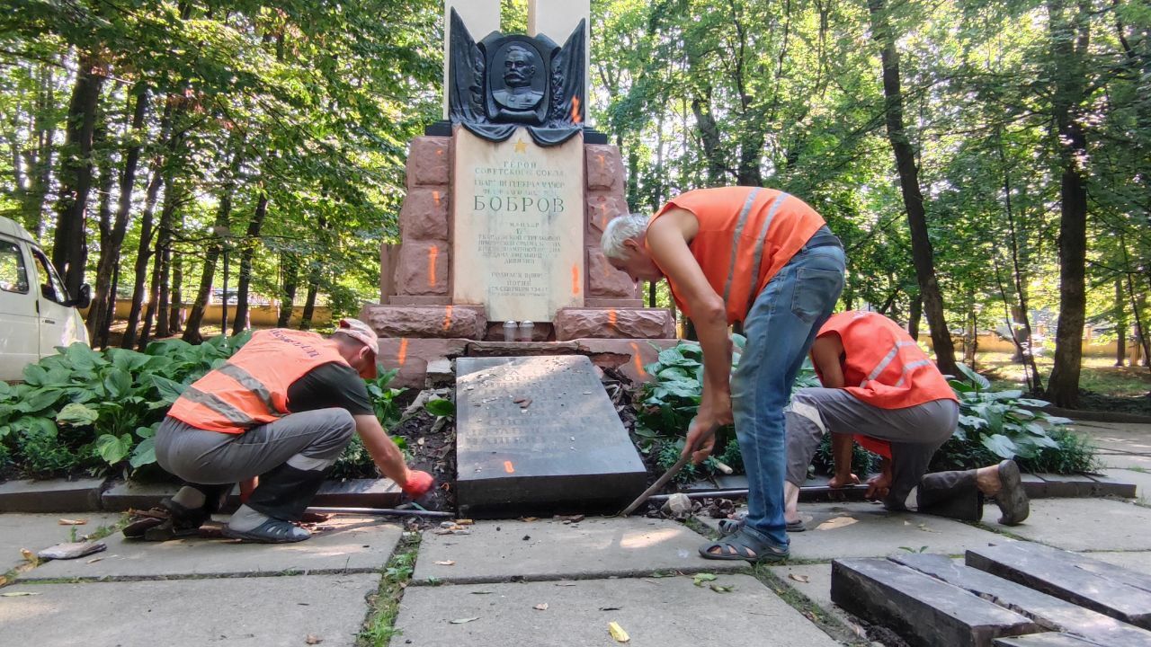 Проце демонтажу у Чернівцях братської могили радянських офіцерів.