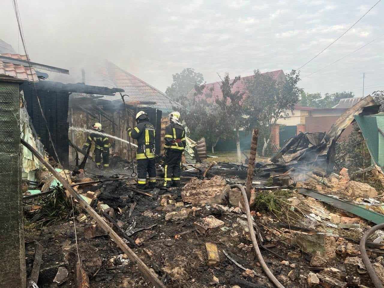На Київщині уламки ракет понищили приватні будинки та кладовище