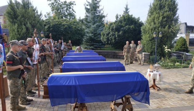 Пілотів та техніків, які загинули під час виконання бойового завдання на Донбасі, провели в останню путь.
