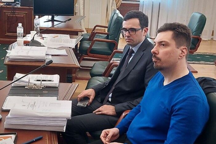 Всеволод Князєв з адвокатом у суді.