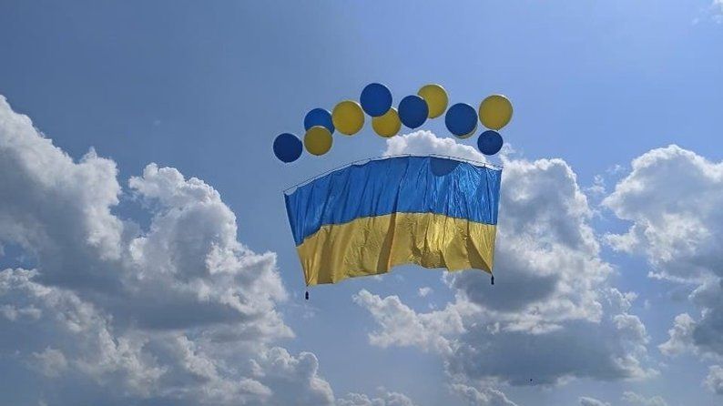 В небі над Донецьком замайорів прапор України