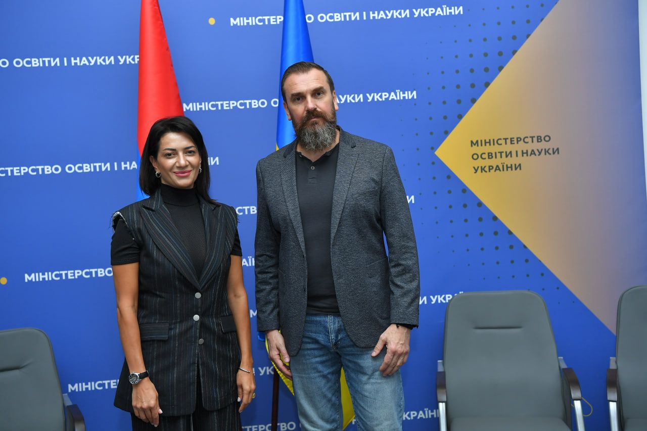 Дружина прем'єра Вірменії Анна Акопян та міністр освіти і науки України Оксен Лісовий.