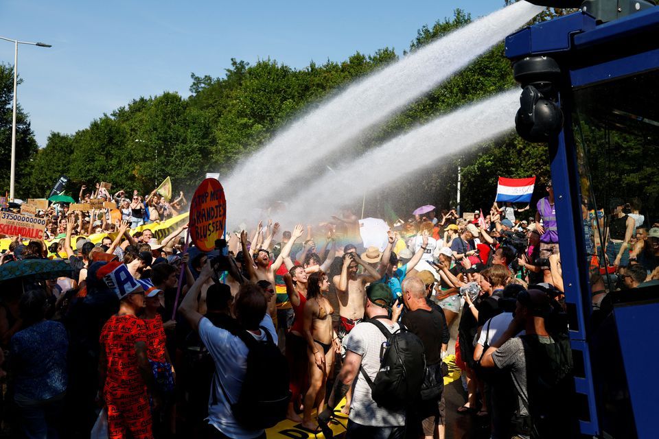 Поблизу Гааги поліція розігнала водометами кліматичних активістів: затримано 2400 осіб